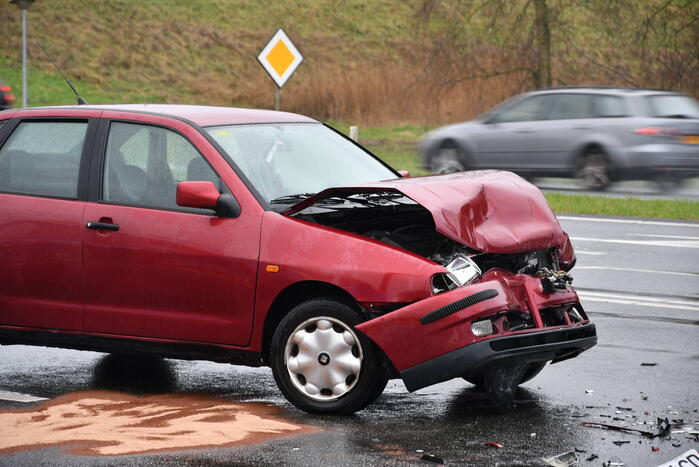 Auto klapt achterop wachtende automobilist bij verkeerslicht