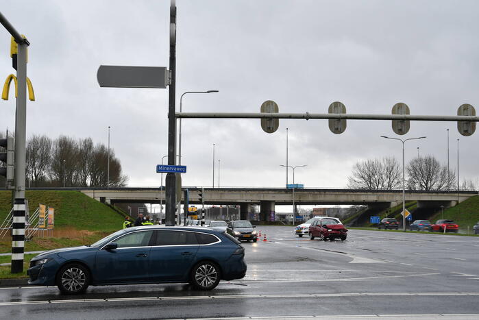 Auto klapt achterop wachtende automobilist bij verkeerslicht