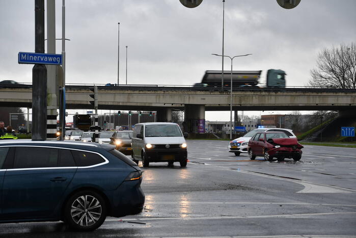 Auto klapt achterop wachtende automobilist bij verkeerslicht