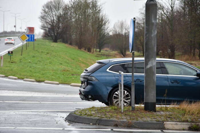 Auto klapt achterop wachtende automobilist bij verkeerslicht