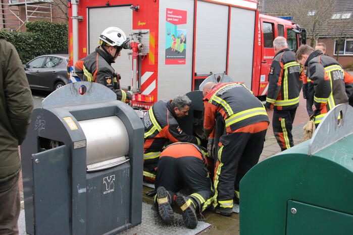 Brandweerlieden zoekt naar verloren autosleutel