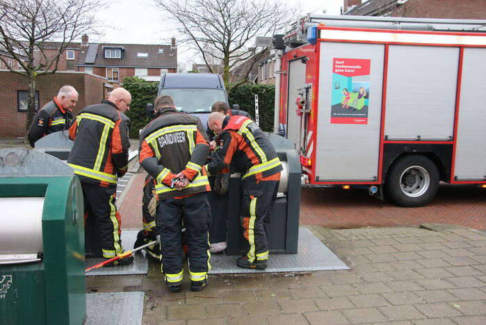 Brandweerlieden zoekt naar verloren autosleutel