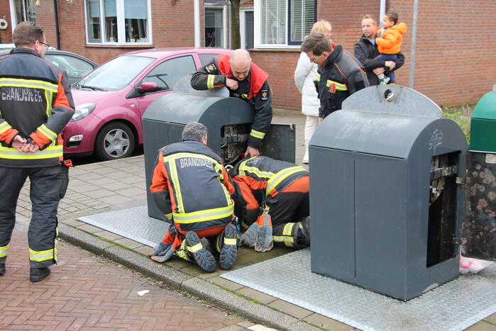 Brandweerlieden zoekt naar verloren autosleutel