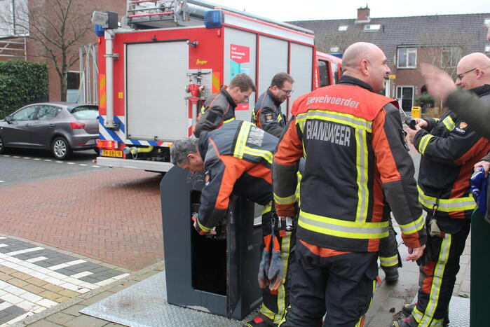 Brandweerlieden zoekt naar verloren autosleutel