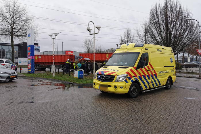 Afslaande vrachtwagen rijdt fietser aan