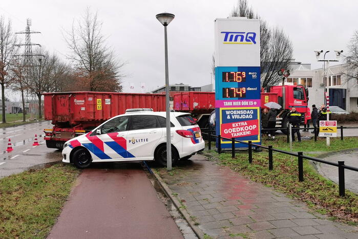 Afslaande vrachtwagen rijdt fietser aan