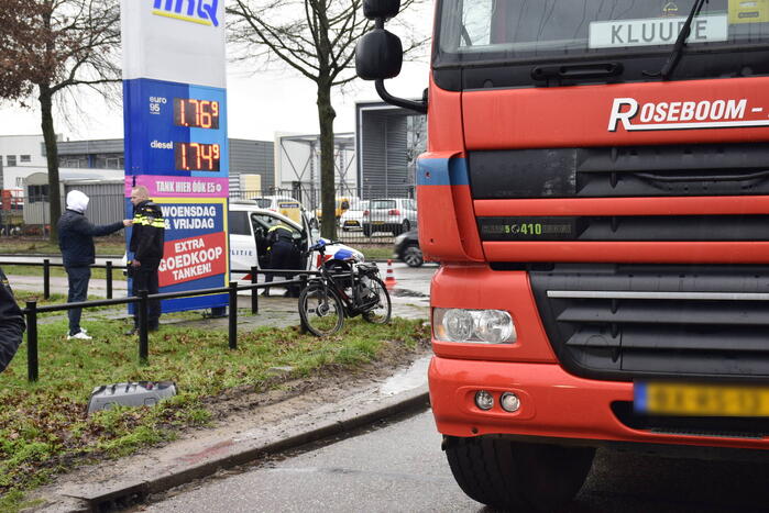 Afslaande vrachtwagen rijdt fietser aan