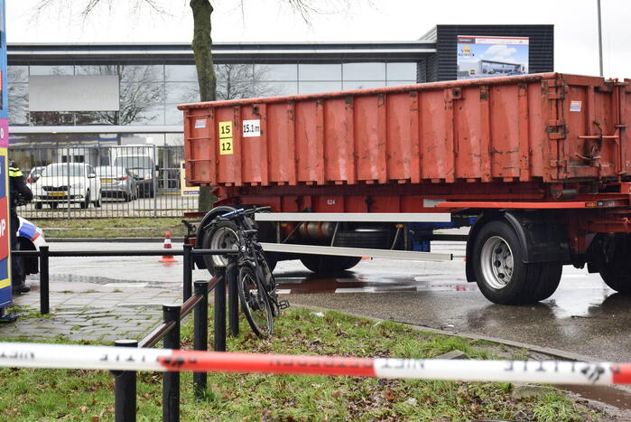 Afslaande vrachtwagen rijdt fietser aan