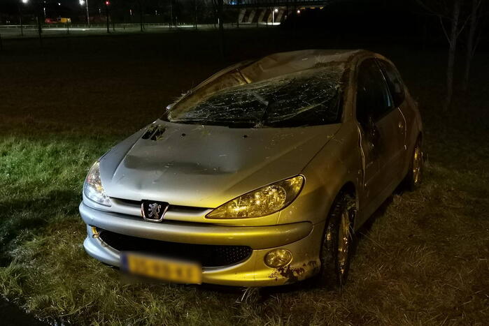 Auto belandt op zijn kop op afrit