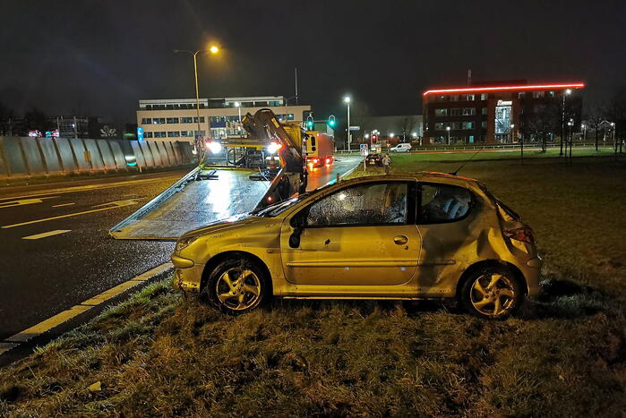 Auto belandt op zijn kop op afrit