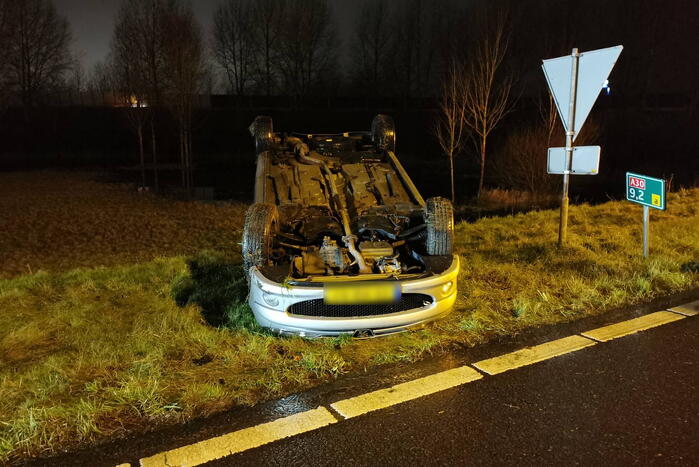 Auto belandt op zijn kop op afrit