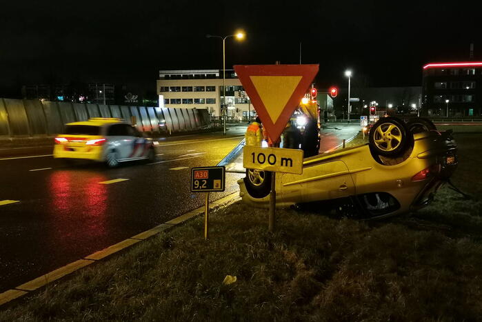 Auto belandt op zijn kop op afrit