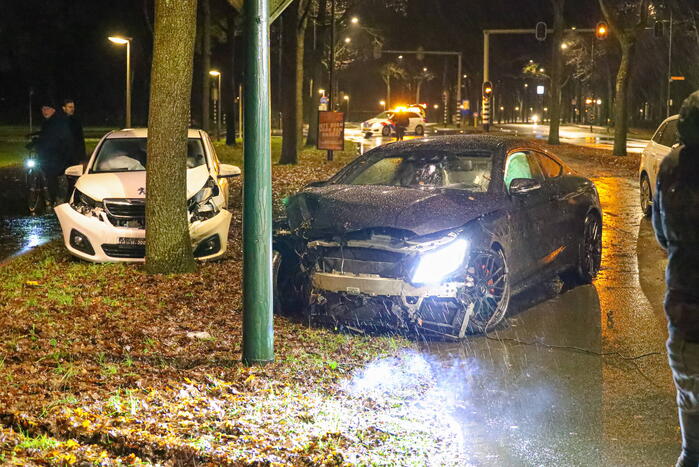 Flinke schade na botsing tegen boom