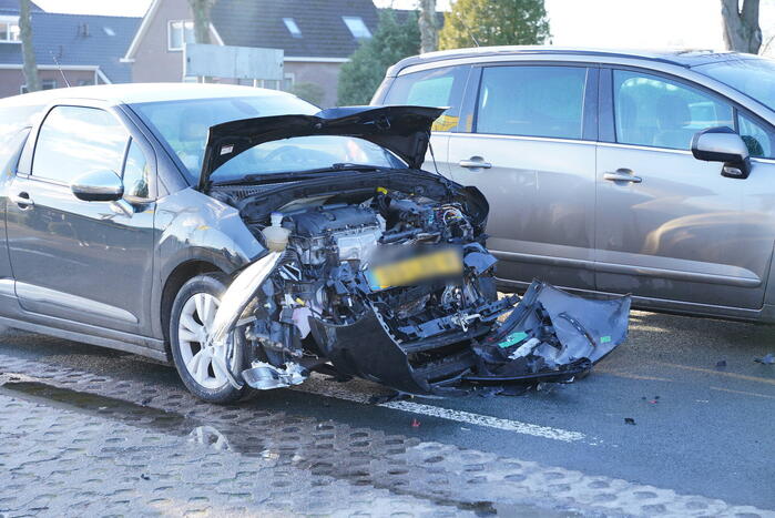 Flinke schade bij botsing tussen twee auto's