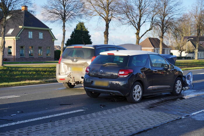 Flinke schade bij botsing tussen twee auto's