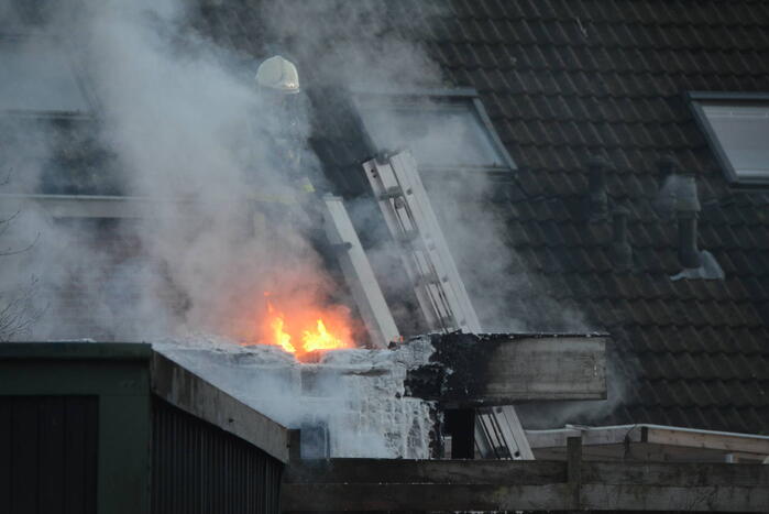 Flinke rookontwikkeling bij brand in bijgebouw