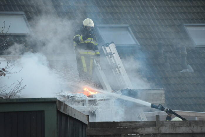 Flinke rookontwikkeling bij brand in bijgebouw