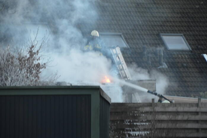 Flinke rookontwikkeling bij brand in bijgebouw