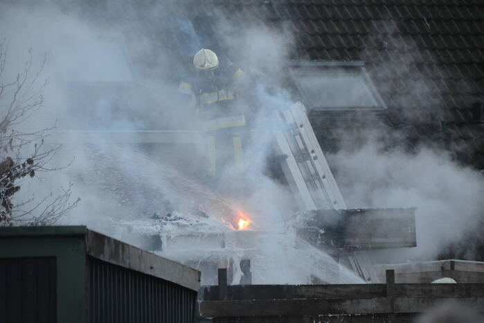 Flinke rookontwikkeling bij brand in bijgebouw
