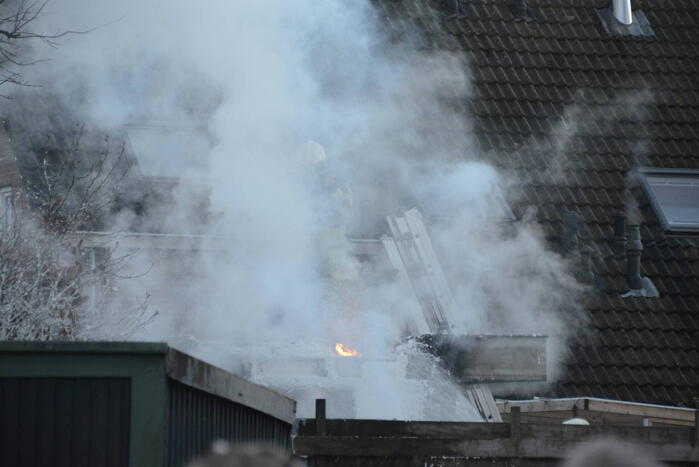 Flinke rookontwikkeling bij brand in bijgebouw