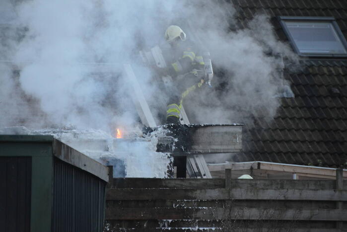 Flinke rookontwikkeling bij brand in bijgebouw