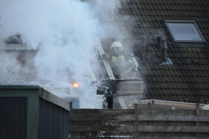 Flinke rookontwikkeling bij brand in bijgebouw