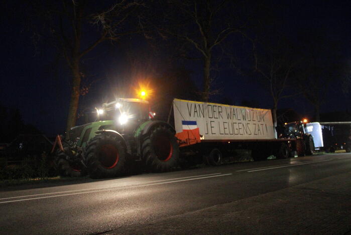 Protestgroep in het dorp van 'stikstof minister' van der Wal