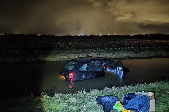 Auto raakt van weg en belandt in sloot
