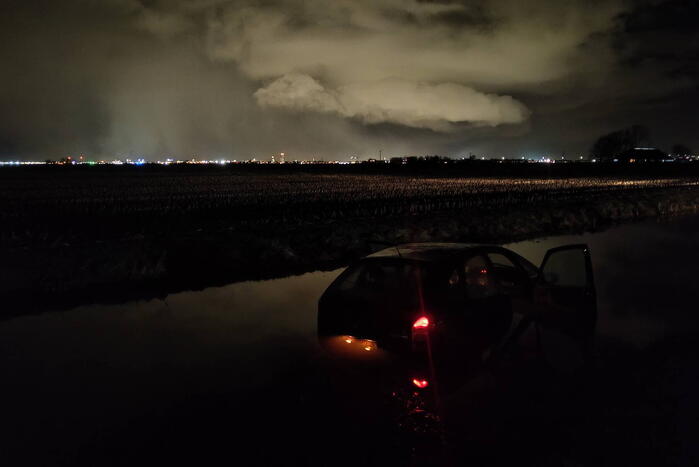 Auto raakt van weg en belandt in sloot