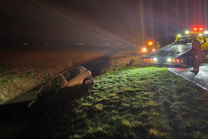 Auto slaat over de kop en belandt in sloot