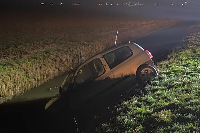 Auto slaat over de kop en belandt in sloot