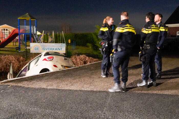 Auto gaat te water tijdens keren