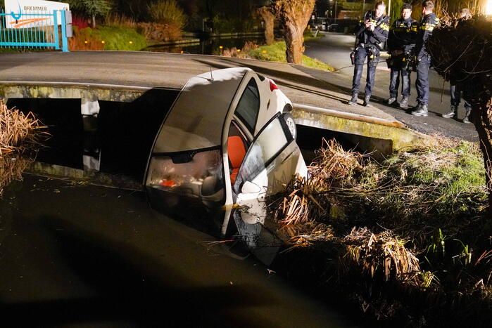 Auto gaat te water tijdens keren