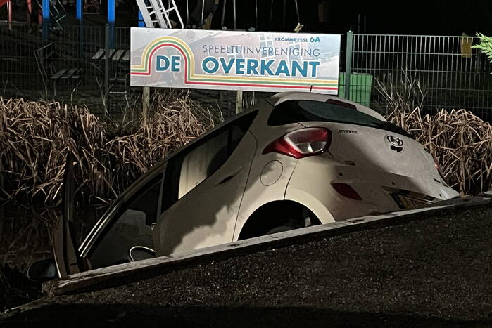 Auto gaat te water tijdens keren