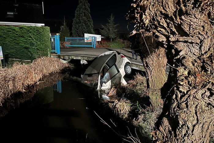 Auto gaat te water tijdens keren