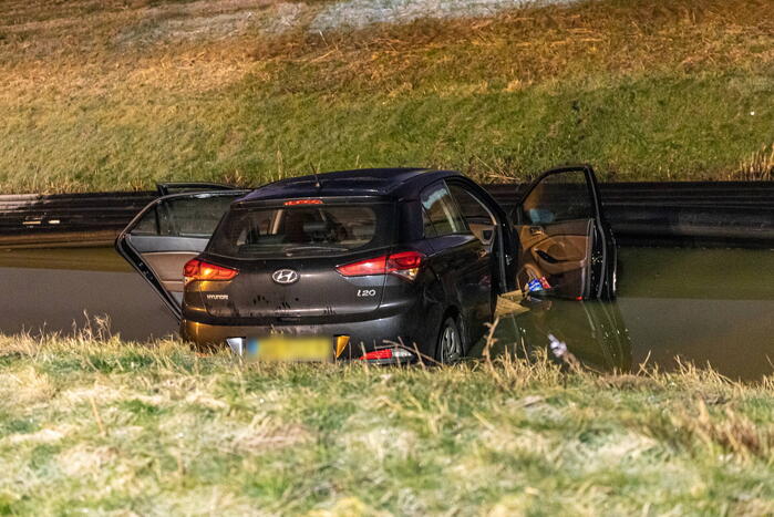 Automobilist raakt van de snelweg belandt in sloot