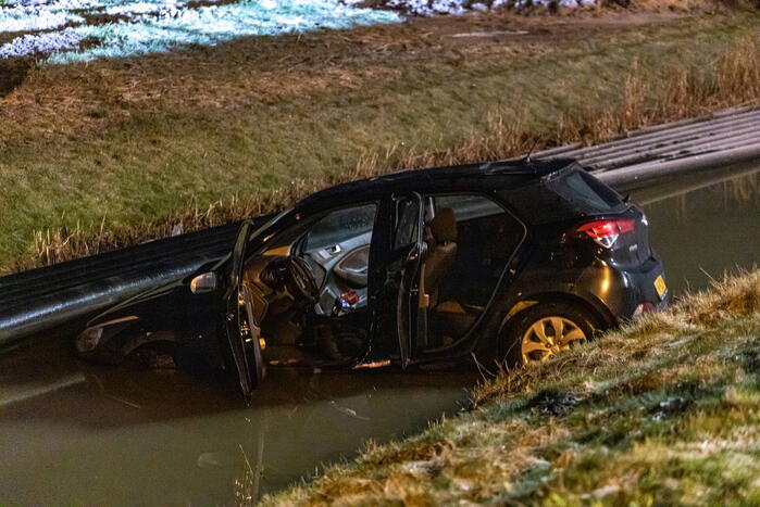 Automobilist raakt van de snelweg belandt in sloot