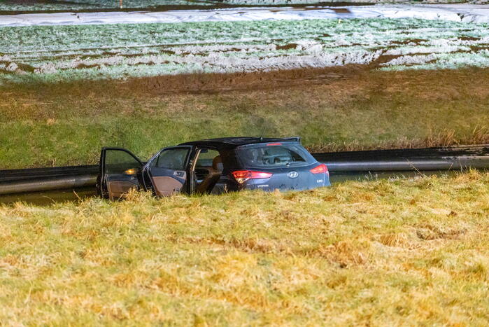 Automobilist raakt van de snelweg belandt in sloot