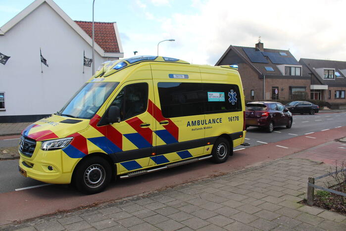 Fietser botst in zijkant van auto