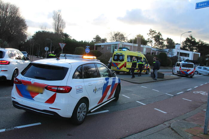 Fietser botst in zijkant van auto
