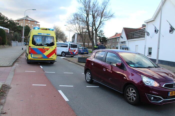 Fietser botst in zijkant van auto