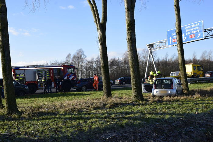 Automobilist raakt van weg en botst frontaal tegen boom