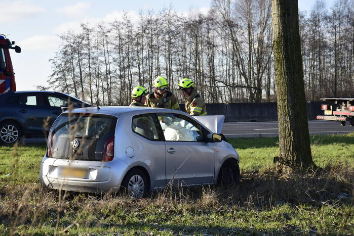 Automobilist raakt van weg en botst frontaal tegen boom