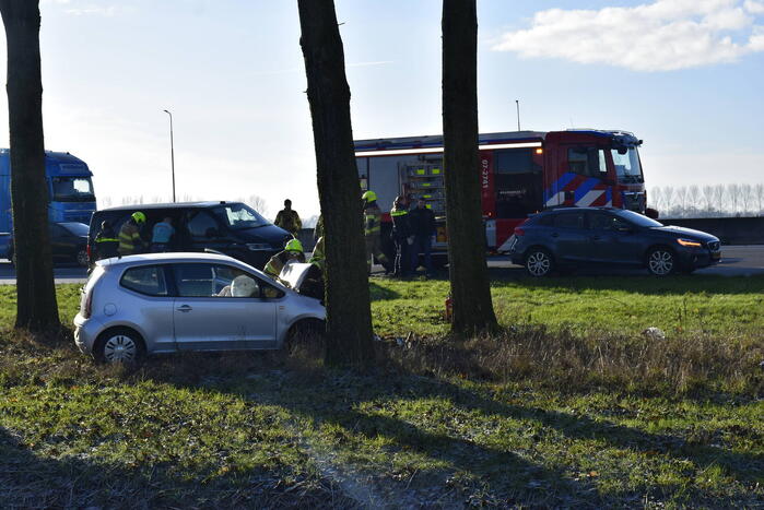 Automobilist raakt van weg en botst frontaal tegen boom