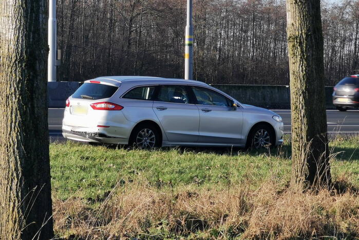 Automobilist raakt van weg en botst frontaal tegen boom