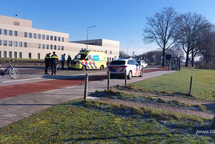 Fietser geschept op rotonde door auto