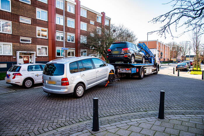 Politie neemt meerdere auto's in beslag na inval bij garagebedrijf
