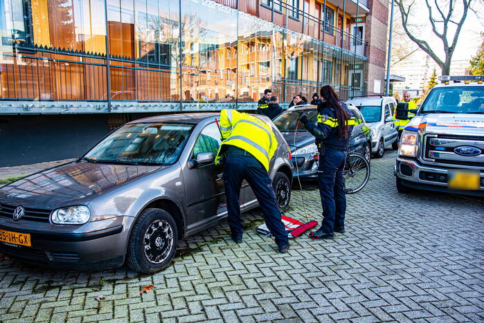 Politie neemt meerdere auto's in beslag na inval bij garagebedrijf