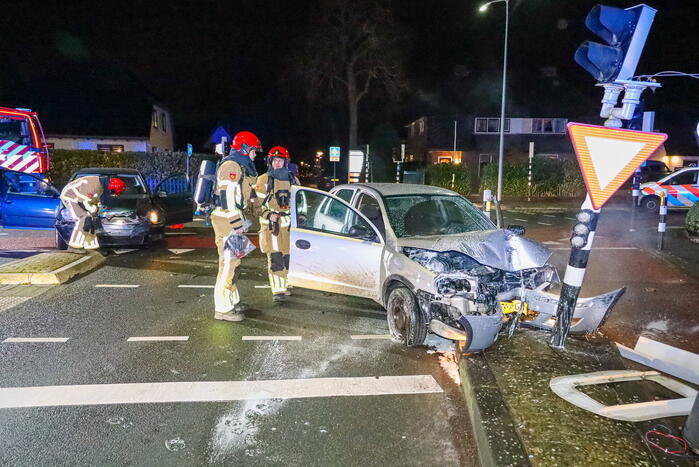 Auto vliegt in brand bij botsing