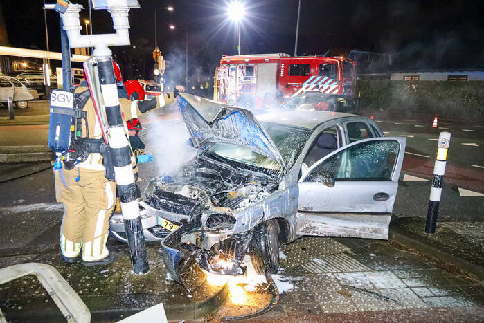 Auto vliegt in brand bij botsing